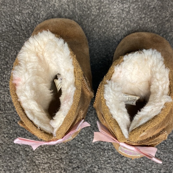 Ugg Bailey Bow Infant size 4/5 - Picture 3 of 8